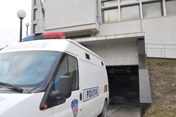 Patru indivizi au întreţinut relaţii sexuale cu un minor pentru a realiza materiale pornografice