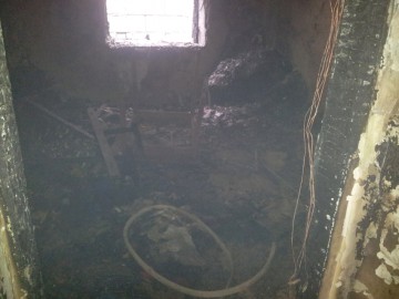 Incendiu pe bulevardul Mamaia: o căsuţă din lemn a ars în întregime