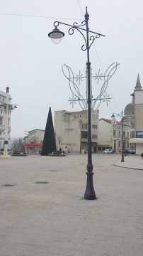 A început montarea luminițelor în Constanța