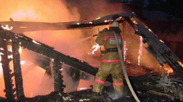 Incendiu violent la o cabană: zeci de oameni evacuaţi!