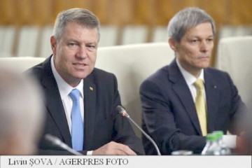 64% dintre români au încredere în Klaus Iohannis şi 50% în Dacian Cioloş