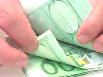 Poliţist cercetat pentru trafic de influenţă