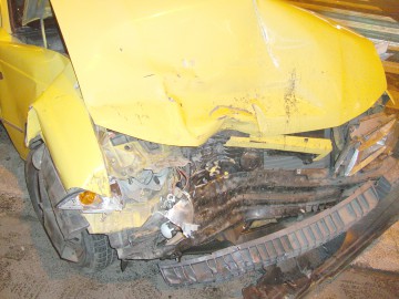 A intrat cu maşina în gardul unui imobil şi a fugit de la faţa locului