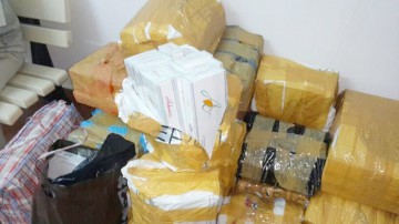 Sute de pachete cu ţigarete netimbrate, confiscate în Vama Veche