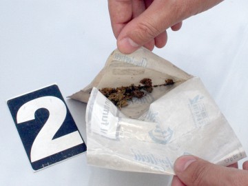 Cinci tineri au fost prinşi cu droguri asupra lor