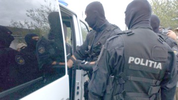 Proxeneţi din Medgidia, condamnaţi: la percheziţii, mascaţii au găsit arsenal de arme