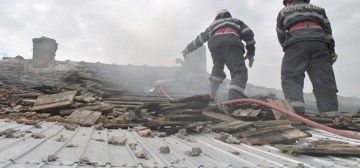 O familie cu opt copii a rămas fără acoperiş deasupra capului!