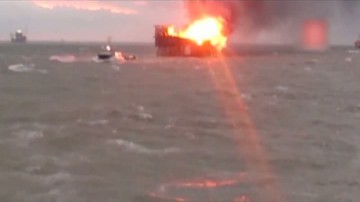 Incendiu VIOLENT la o platformă petrolieră din Marea Caspică. Au murit peste 30 de persoane