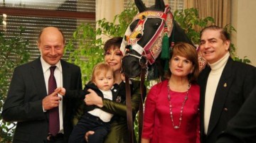 Traian Băsescu, întrebat pe Facebook despre reţinerea 