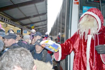 Colindele de Crăciun aduc magia sărbătorilor în gările din România