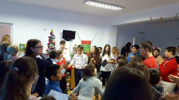 Elevii de la Şcoala „Nicolae Iorga”, în vizită la micuţii de la Centrul „Maria Montessori”