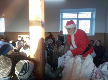 Valentin Saghiu a oferit cadouri elevilor din Murfatlar şi Siminoc