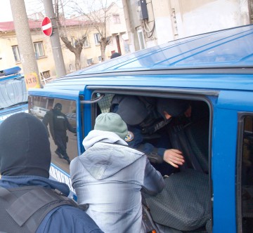 Recidivistul Selciuc a tâbărât pe o persoană, i-a sucit mâna la spate şi i-a furat portofelul