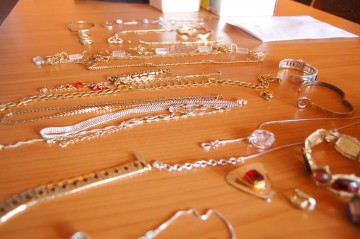 Acţiuni de amploare în cazul unui tâlhar: au fost găsite bijuteriile furate la o casă de amanet