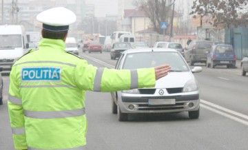 Poliţist lovit INTENŢIONAT cu maşina de un şofer care parcase neregulamentar în faţa IPJ!
