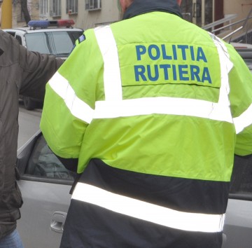 Prins la volanul unui autoturism fără plăcuţe şi fără permis