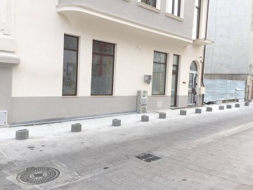 Administratorul unui magazin din Piaţa Ovidiu acuză că a fost AMENDAT pentru două dale din beton