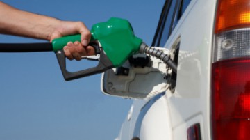 Carburanții se ieftinesc cu 3,2% din 1 ianuarie 2016
