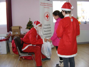 Crucea Roșie împarte cadouri copiilor din localitățile Nistorești și Runcu