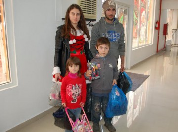 Lacrimi de bucurie: Moș Crăciun a ajuns la copiii care locuiesc într-un grajd din Topraisar!