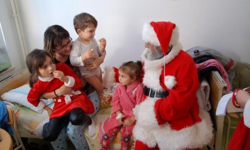 Terapie prin zâmbet. Pacienții din spitalele din Constanța, vizitați de Moș Crăciun