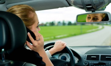 Se înăspresc pedepsele pentru utilizarea telefoanelor mobile în trafic