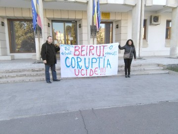 Rudele victimelor incendiului de la Beirut au protestat în faţa Prefecturii