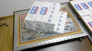 Ţigări ascunse în tablouri, confiscate la Vama Veche
