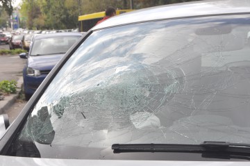 Un şofer care a tăiat linia dublă continuă a băgat în spital două femei