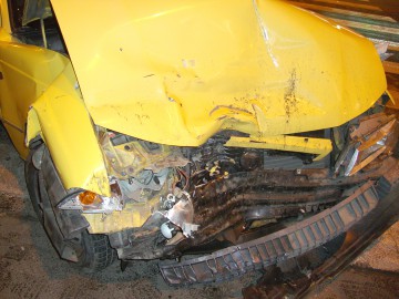 Accident în Nisipari: un bărbat a intrat cu maşina în pom