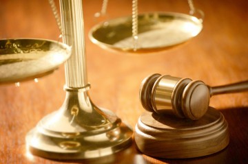 Individul care a jefuit barul în care a lucrat, lăsat în arest la domiciliu