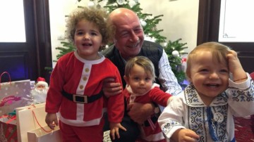 Traian Băsescu, poză cu nepoţii de Crăciun