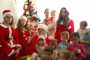 Moș Crăciun a venit încărcat cu daruri pentru copiii internați în Spitalul Județean