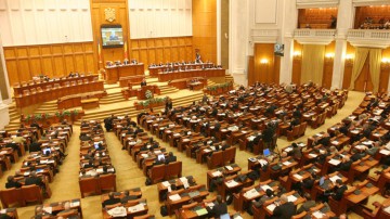 Salariile demnitarilor revin pe agenda Parlamentului