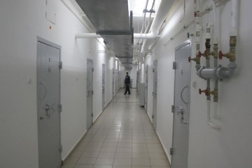 Individul prins de un poliţist aflat în timpul liber nu părăseşte arestul