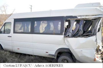Un mort şi trei răniţi, după ce microbuzul în care se aflau a intrat într-un refugiu de tramvai
