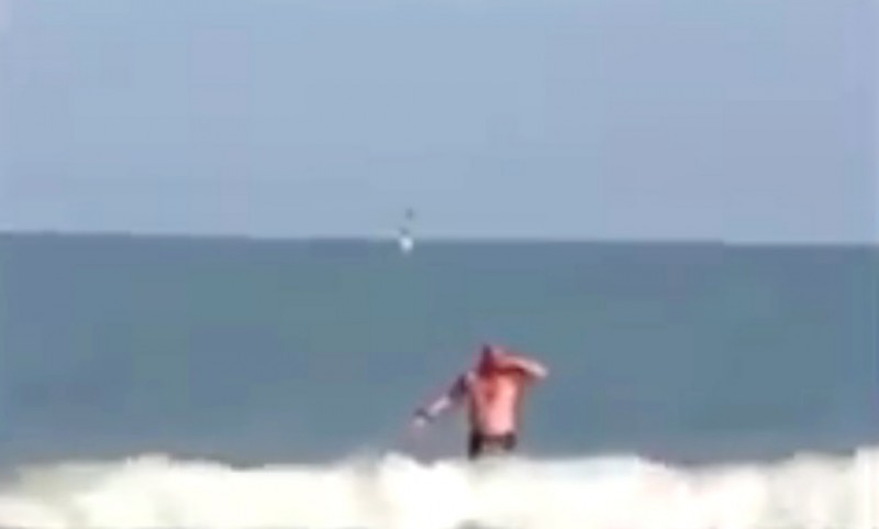A făcut baie în mare pe un ger de-ţi stă inima în loc! A făcut baie în mare pe un ger de-ţi stă inima în loc!