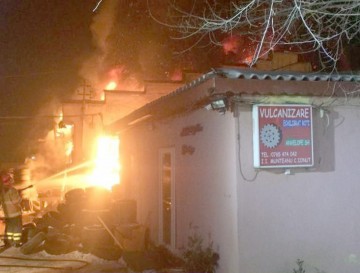 Incendiu de proporţii: un atelier de reparaţii din Medgidia a ars din temelii!
