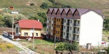 O familie a primit despăgubiri de 65.000 de euro pentru că valoarea locuinței s-a diminuat din cauza ridicării unui bloc în vecinătate