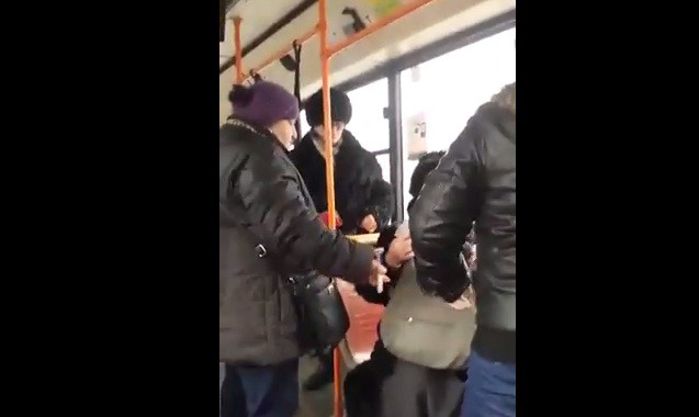 Vârstnică, "încolţită" de o controloare, la Constanţa! Vârstnică, "încolţită" de o controloare, la Constanţa!