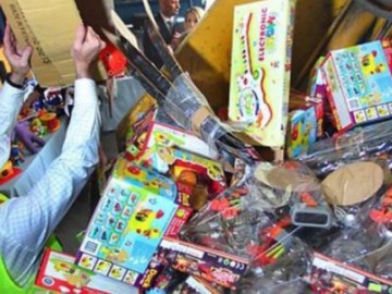 Zeci de mii de jucării şi rechizite, confiscate