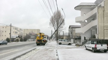 Stâlp de electricitate, înclinat de rafalele de vânt, la Ovidiu