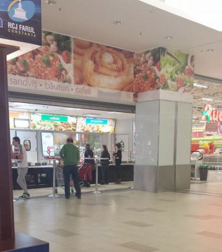 După toxiinfecţia alimentară din decembrie, angajaţii de la Auchan se bat de muscă!