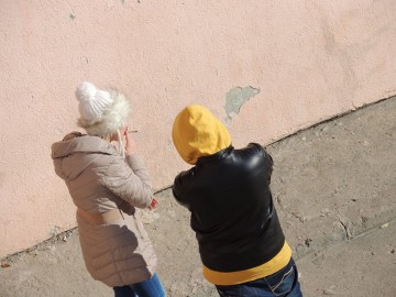 DROGAŢII nu mai au nici o reţinere: FUMEAZĂ pe stradă!