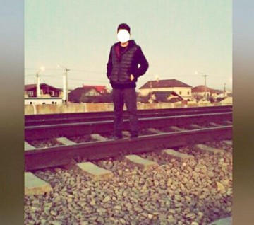 Ei sfidează moartea de dragul modei de a se fotografia pe calea ferată: „Nu are nici o şansă, dacă-i trag un croşeu...”