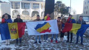 Pe 24 ianuarie, tinerii Mişcării Populare de la Mangalia au fluturat steagul României Mari