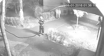 O femeie s-a trezit cu apartamentul în flăcări, de la petardele aruncate de vecini - VIDEO