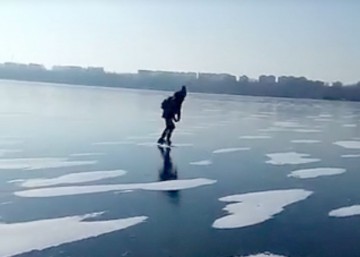 Ce inconştienţi! Îşi riscă viaţa pe Lacul Tăbăcărie