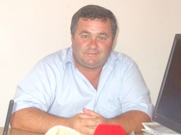 Primarul din Dobromir, TERORIZAT de spaimă după ce a fost bătut cu bâtele de bărbaţi mascaţi