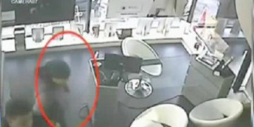 O femeie a furat cu nonşalanţă două telefoane din clininca Mrini
